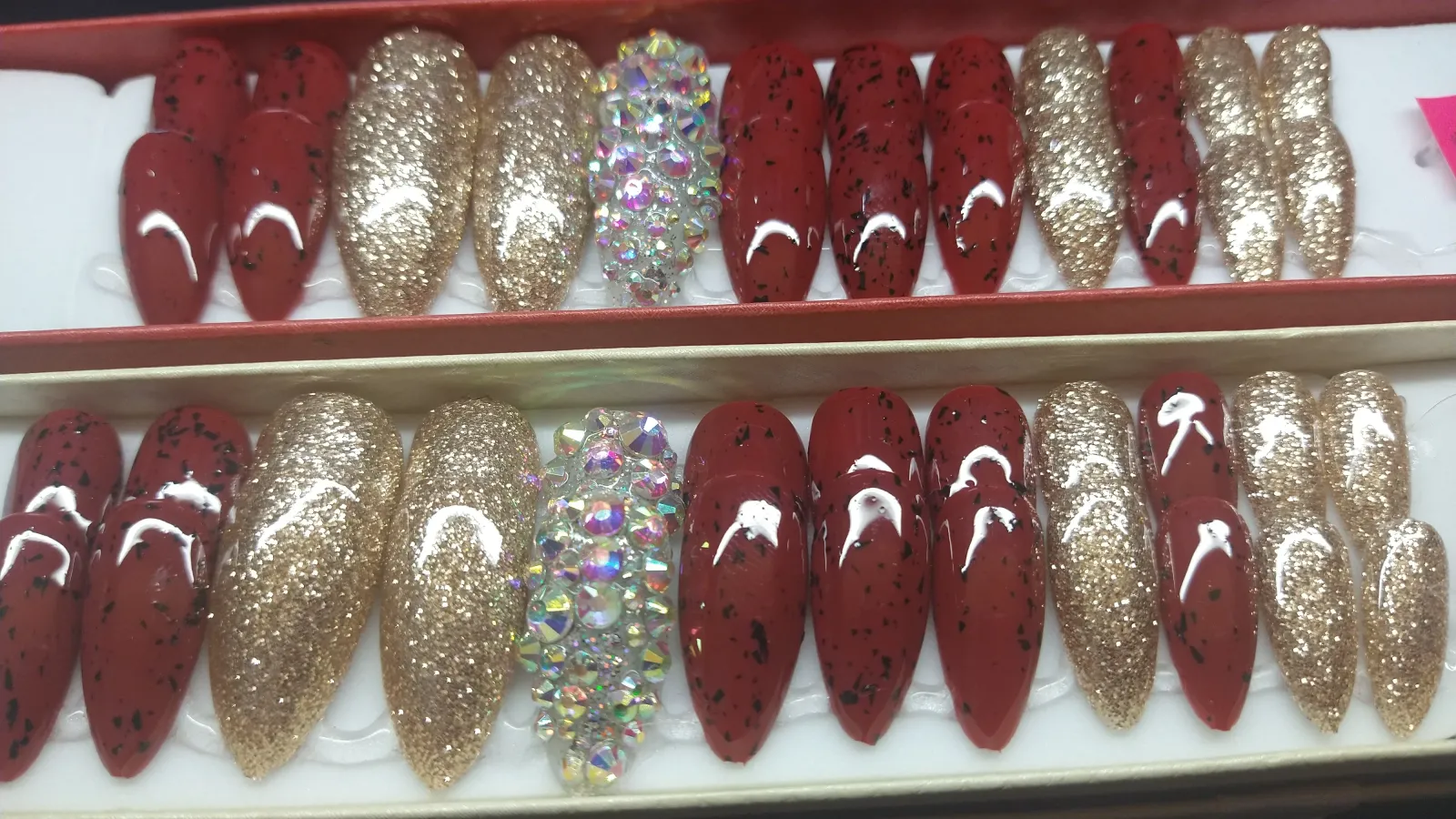 Uñas rojo con dorado 3