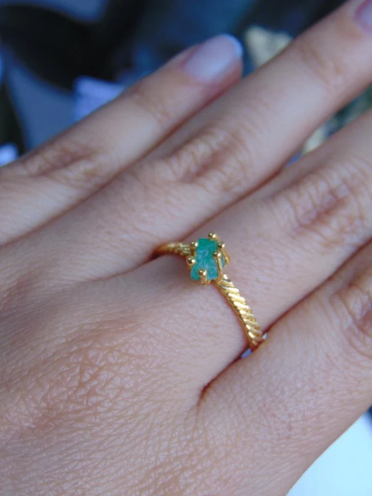 ANILLO BAÑO DE ORO 24K DELGADO TRENZA MURRALLA ESMERALDA