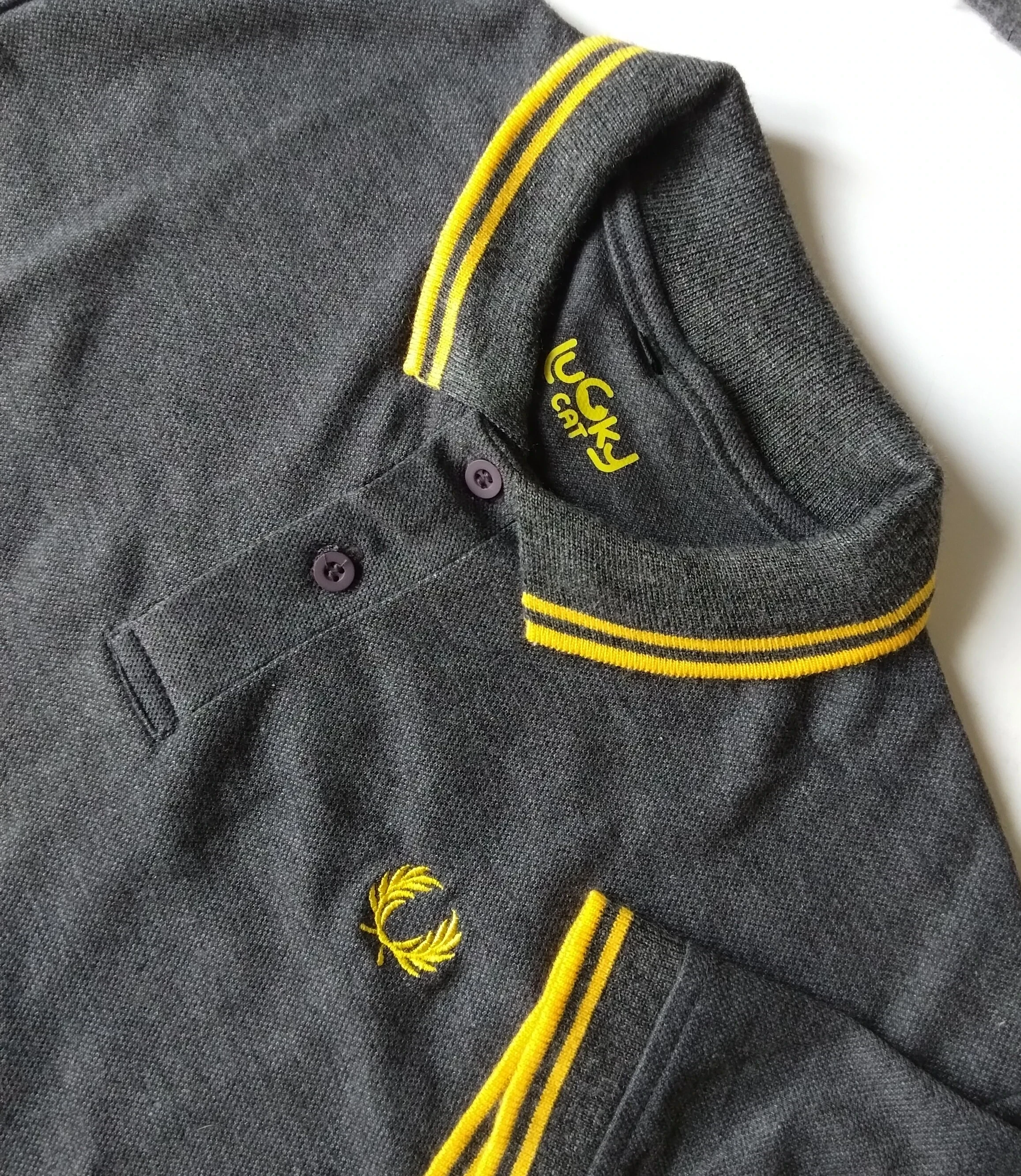 Camisa Polo gris con amarillo 