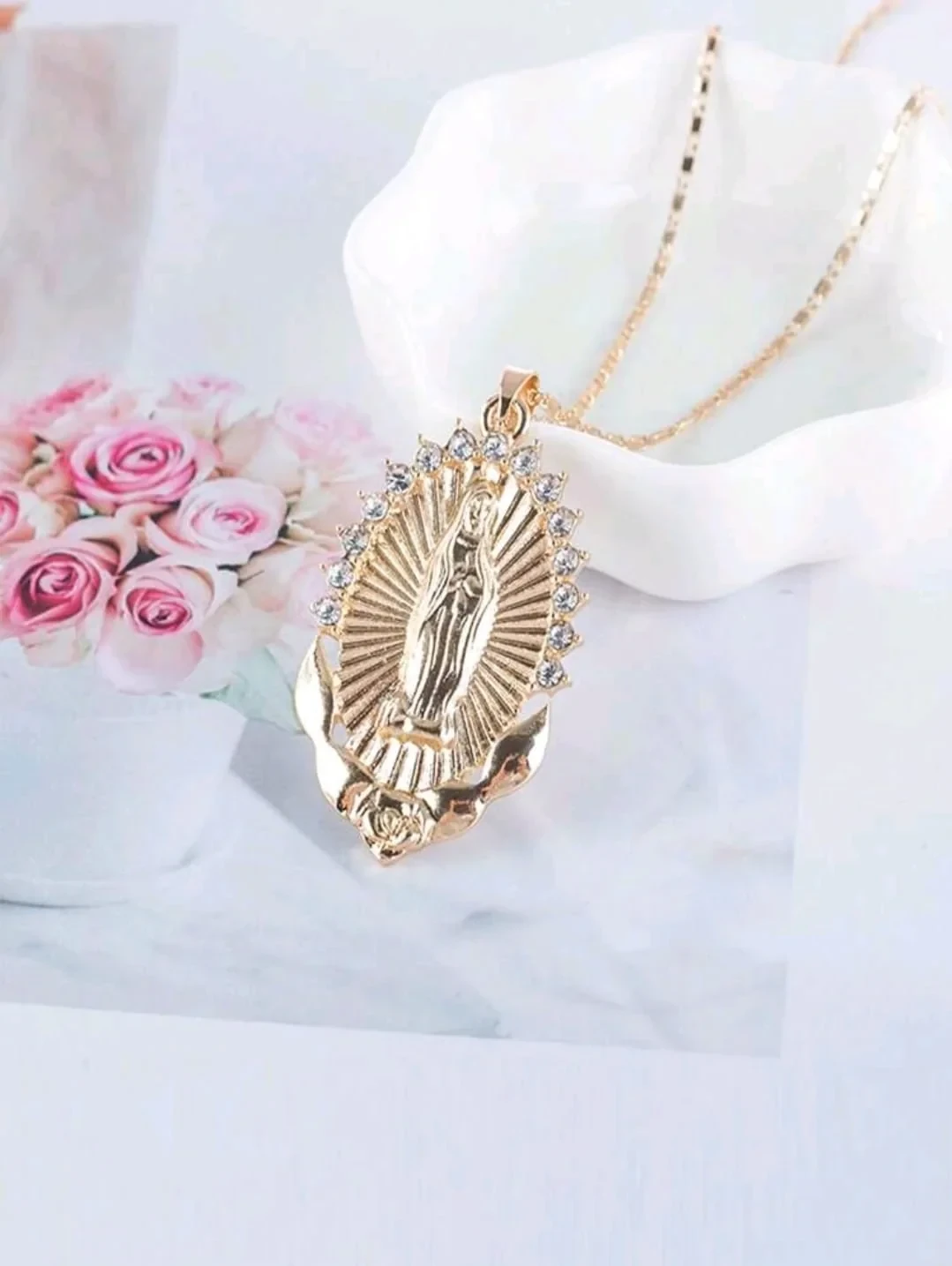Hermoso colgante de la virgen enchape de oro sobre aleación  2