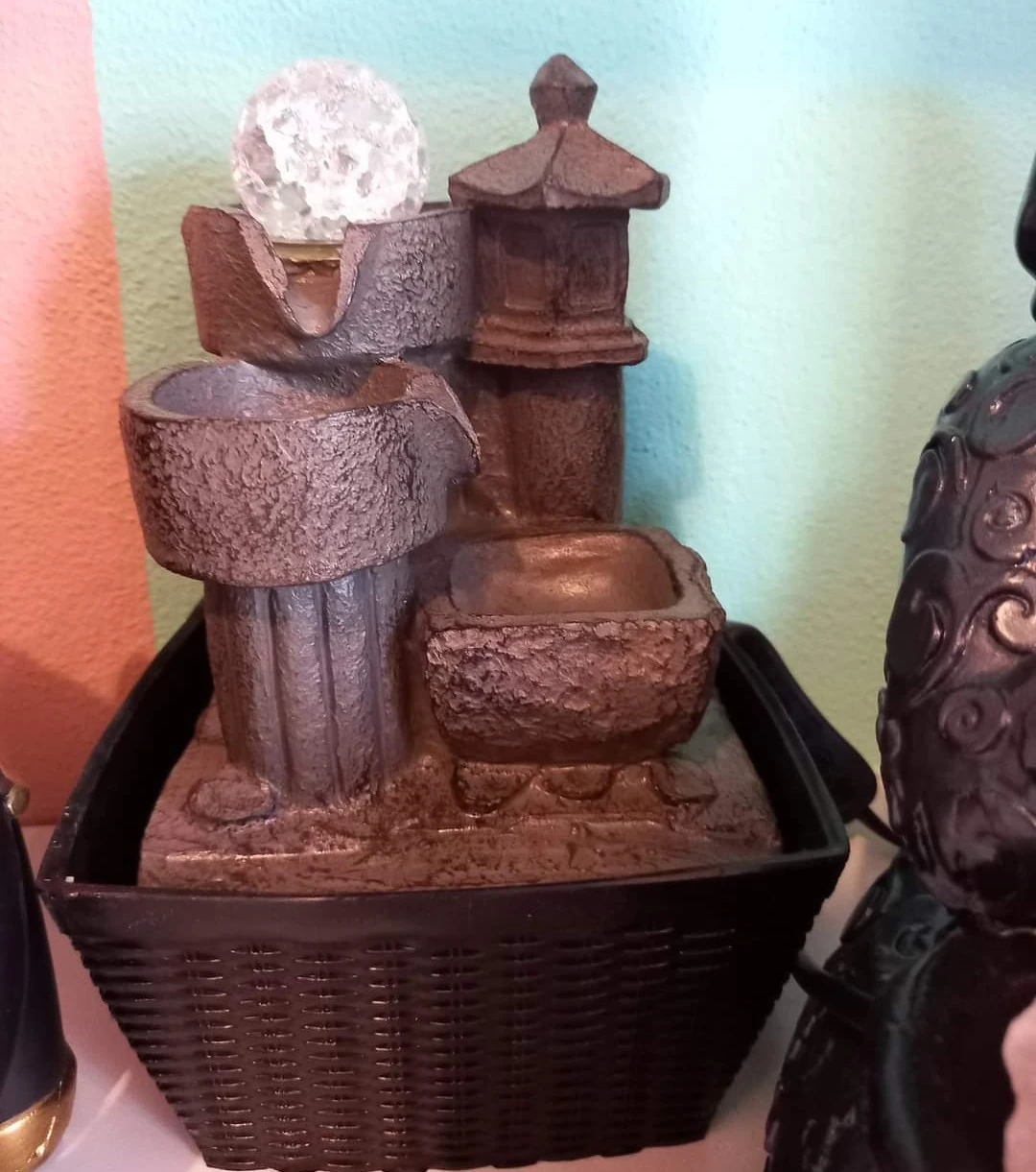 Fuente de agua podoga , con esfera giratoria 