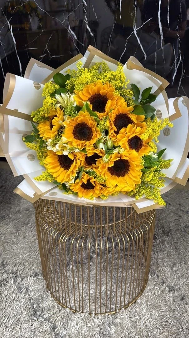Ramillete primavera girasoles y follaje 