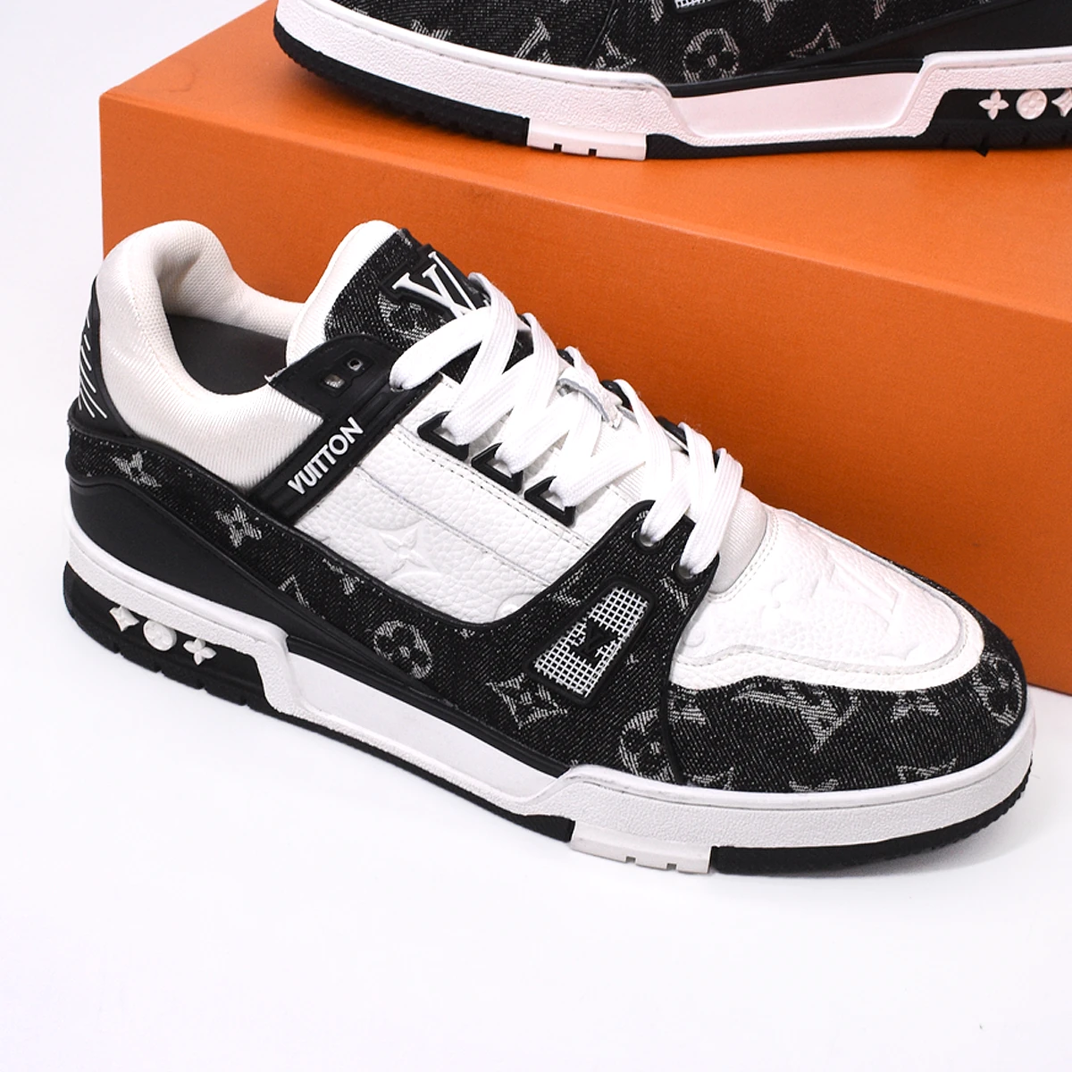 LV Trainer blanco y negro 7