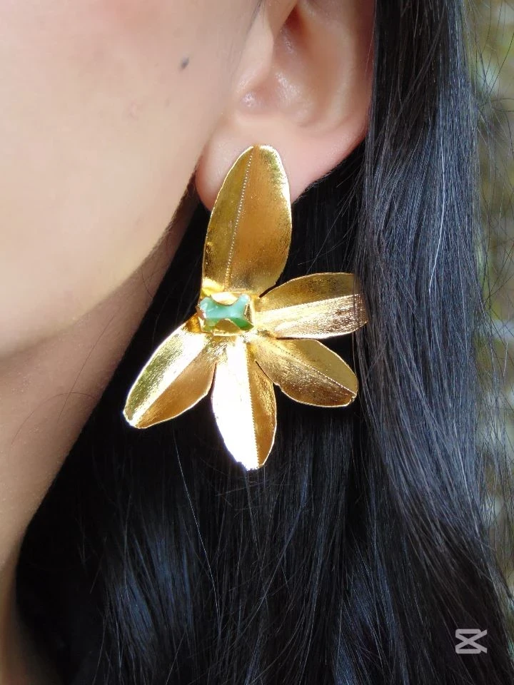 ARETE BAÑO DE ORO 24K MAXI MEDIA HOJA MURALLA DE ESME 2