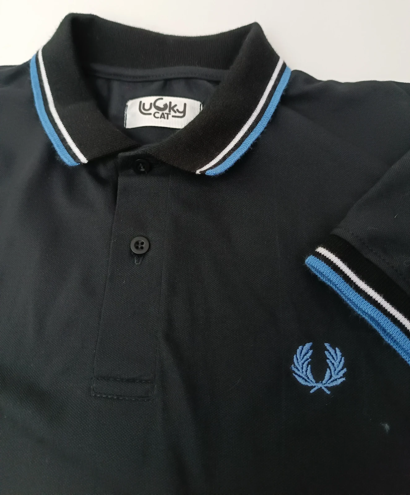 Camisa polo negro con celeste y blanco 2