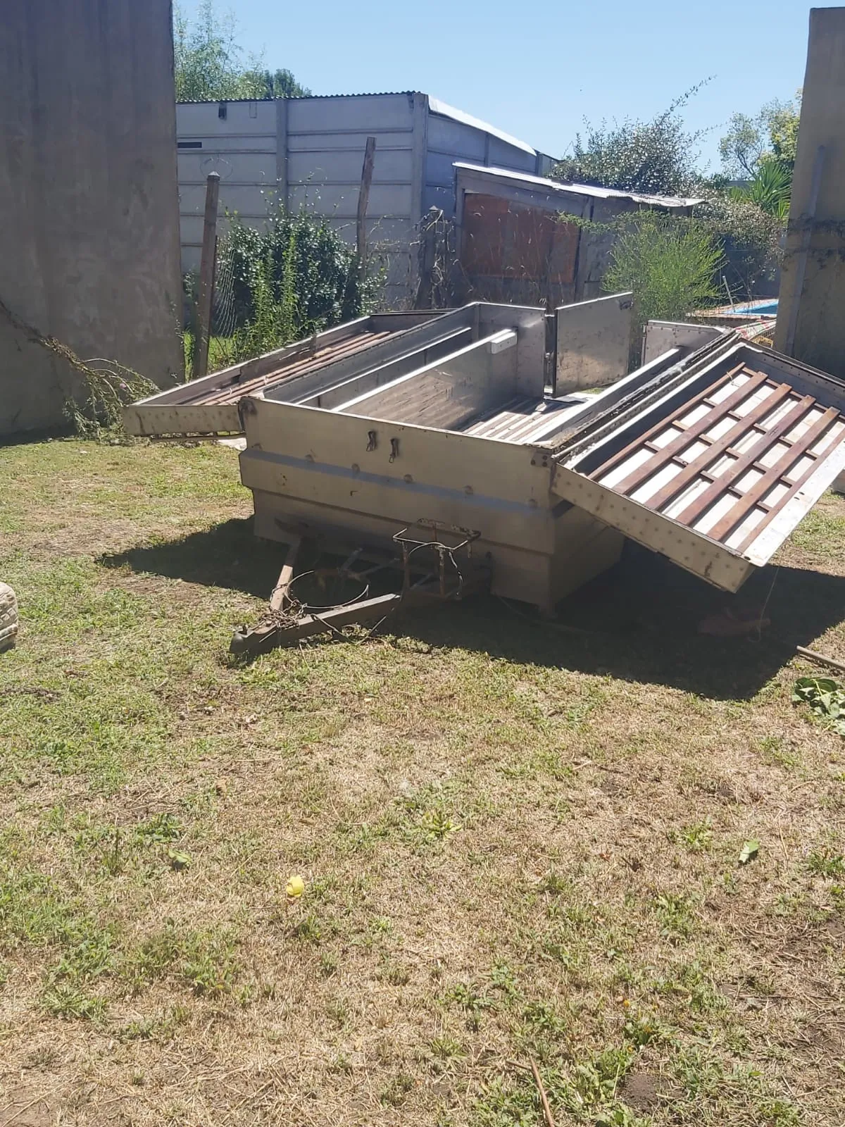 Ese es el carro carpa, le falta la estructura de caño y la lona 3