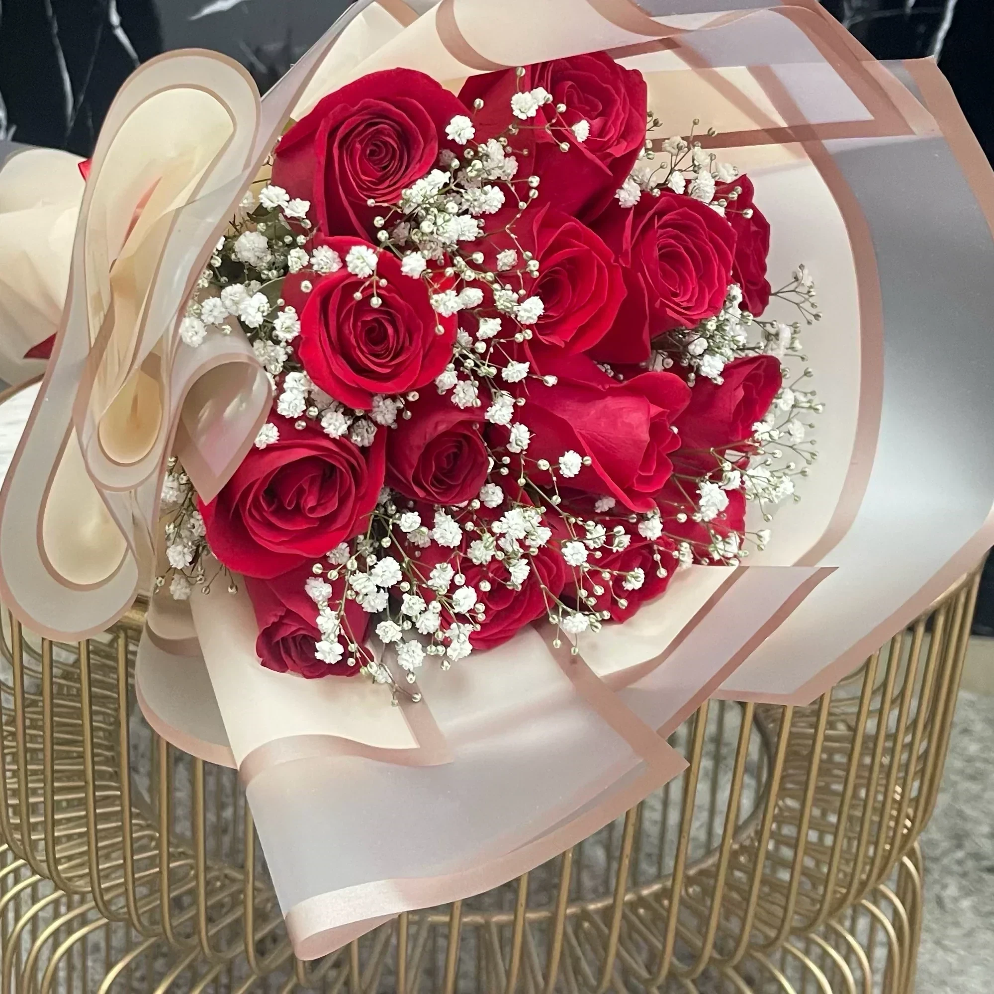 Ramillete pequeño de rosas y gipso