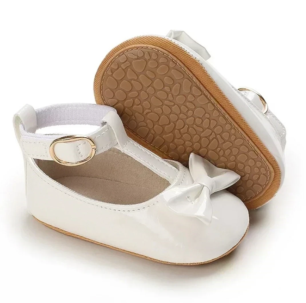 ZAPATITOS BLANCOS LAZOS 6