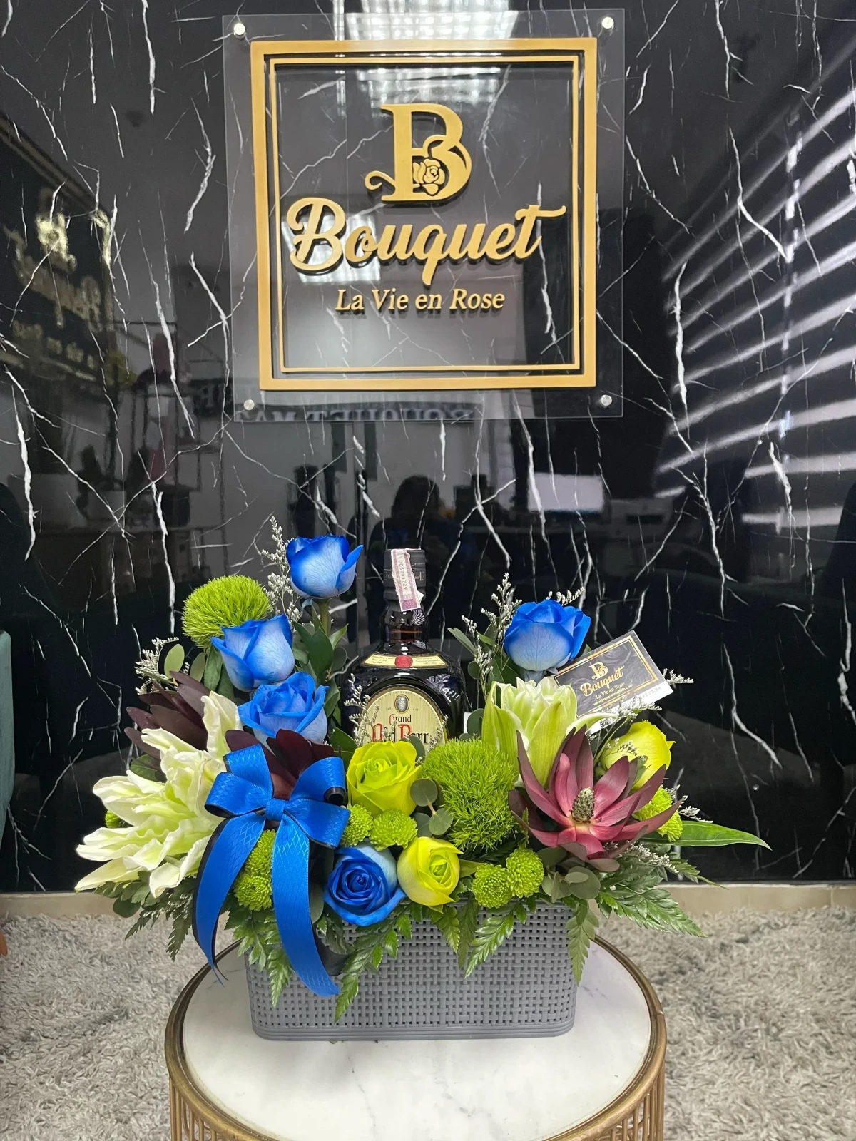 Bouquet de rosas con botella de whisky 12 años 2