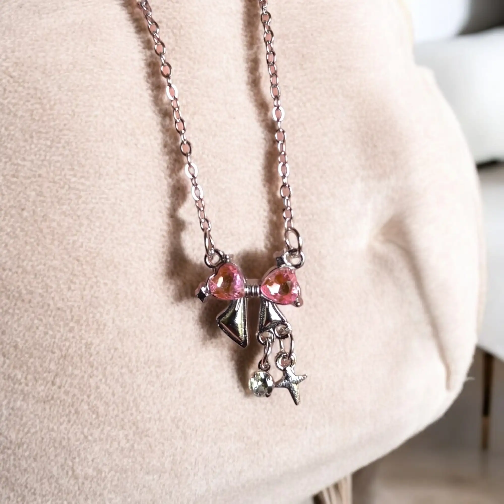 Lazo plateado con corazones rosa 2