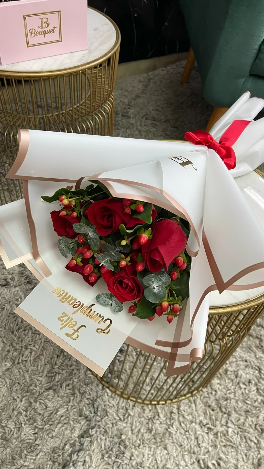 Ramillete mediano con rosas y eucalipto 2