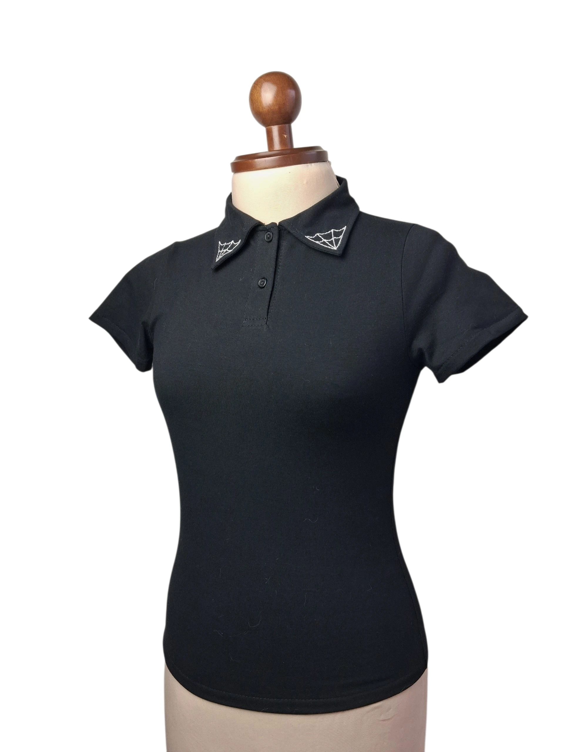 Camisa negra con cuello bordado de telaraña 