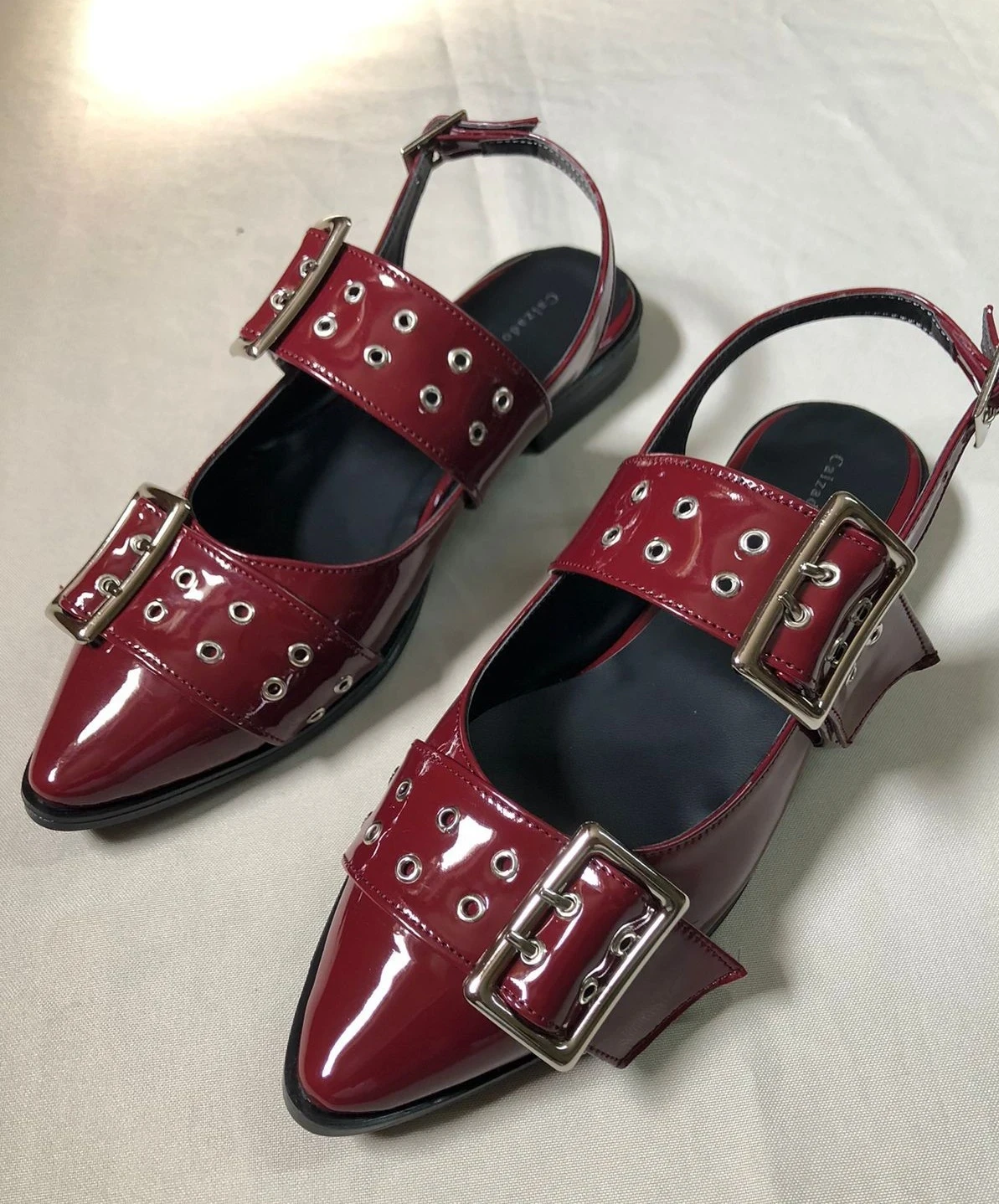 Mod.1012 Zapatilla Vino Charol Hebilla