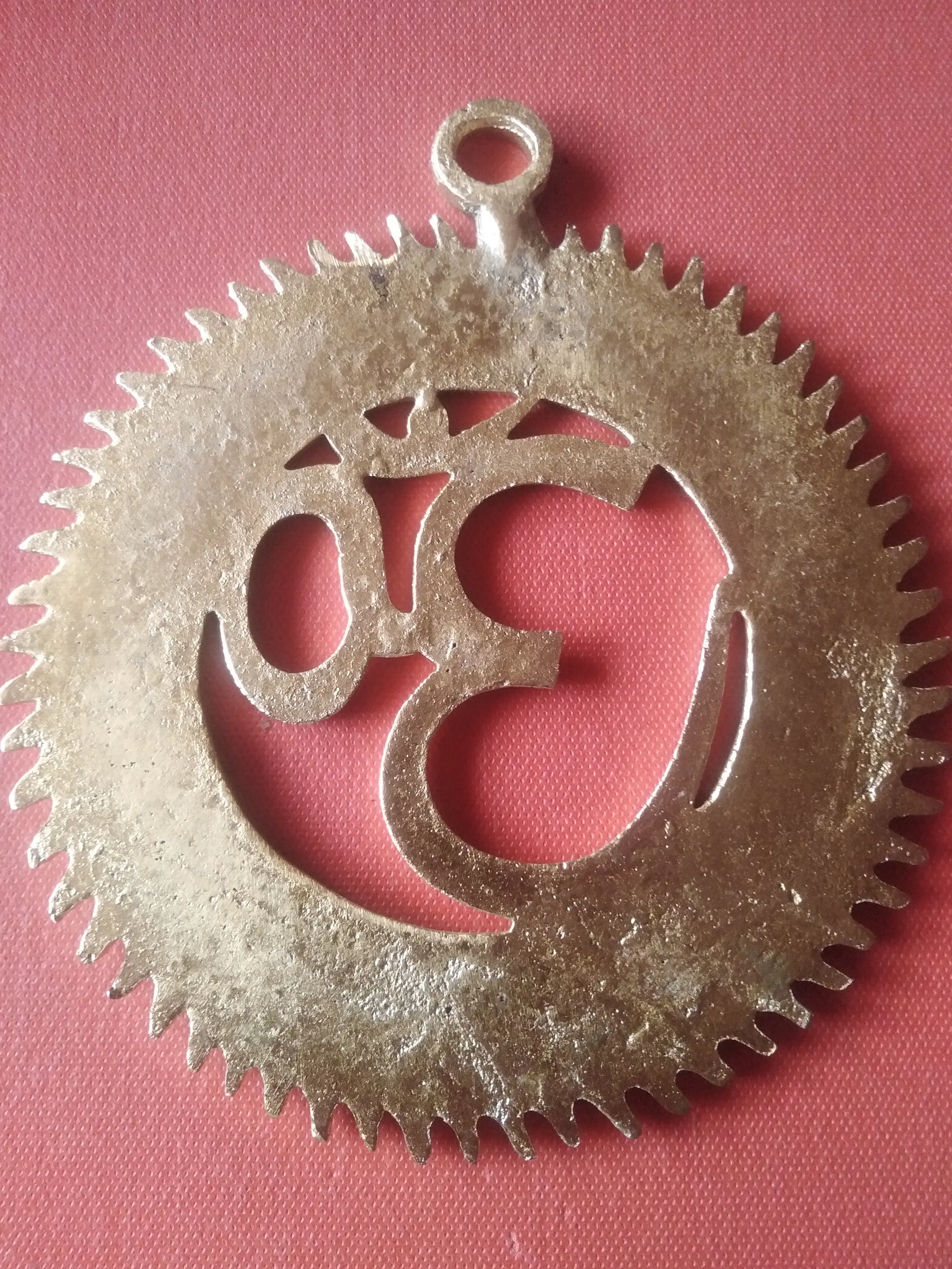 OM COLGANTE  2
