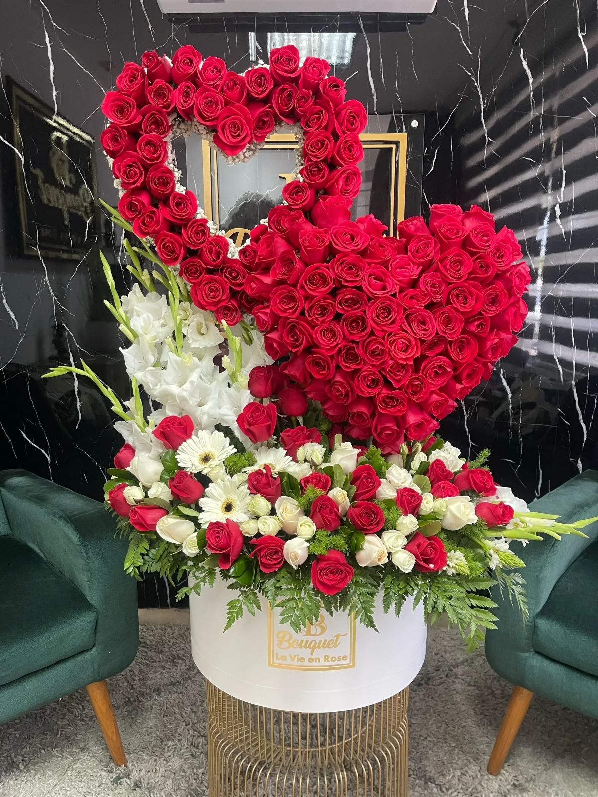 Bouquet redondo con doble corazon  2