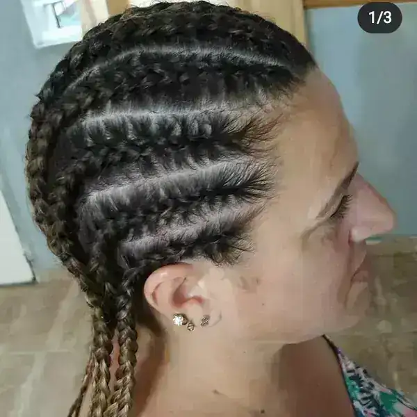 Diez trenzas en todo el pelo