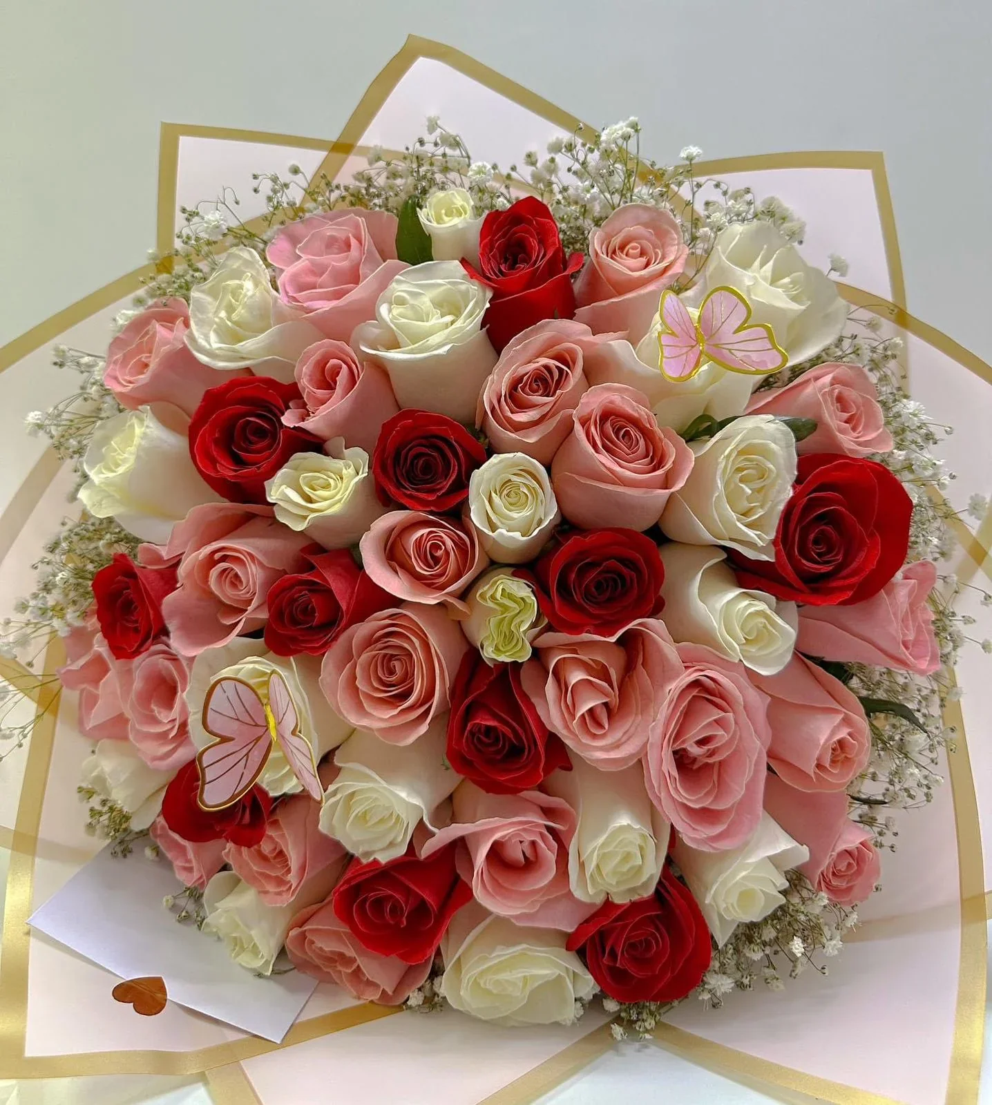 R23 Ramo 48 Rosas Mixtas y Follaje