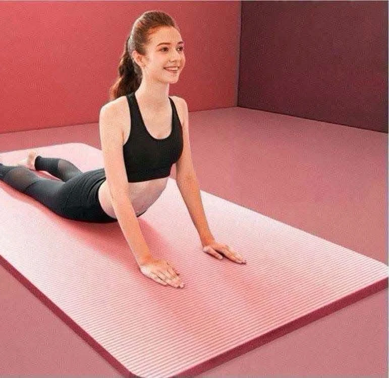 Tapete para yoga 61 cm x 173 cm y 4 mm de espesor  3