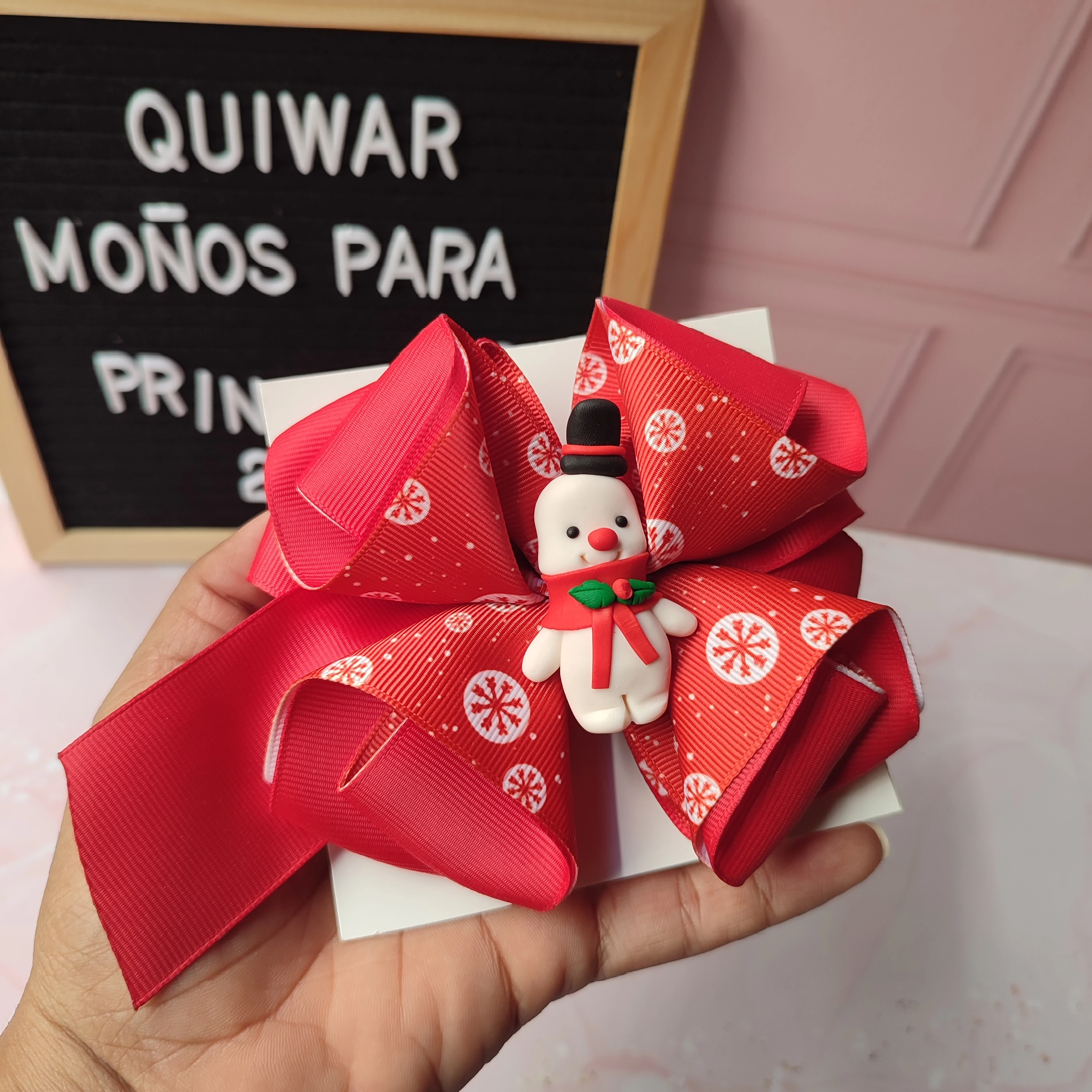 Lazo rojo con cinta estampada copos de nieve aplique osito de nieve