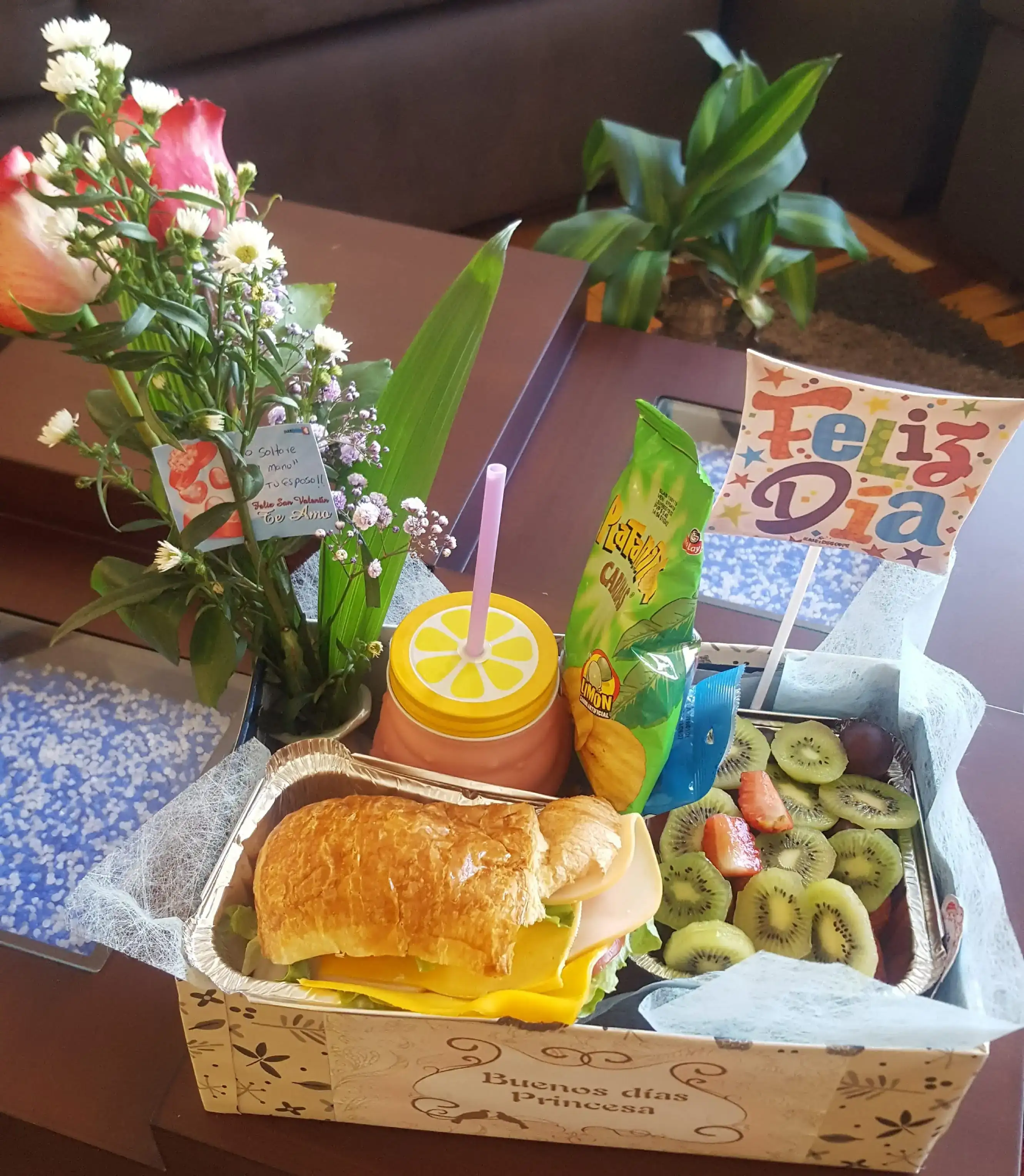 Desayuno con fruta picada 