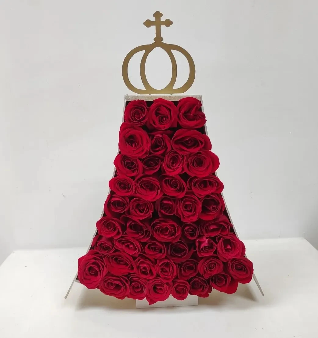 Silueta de virgen del valle solo rosas  3