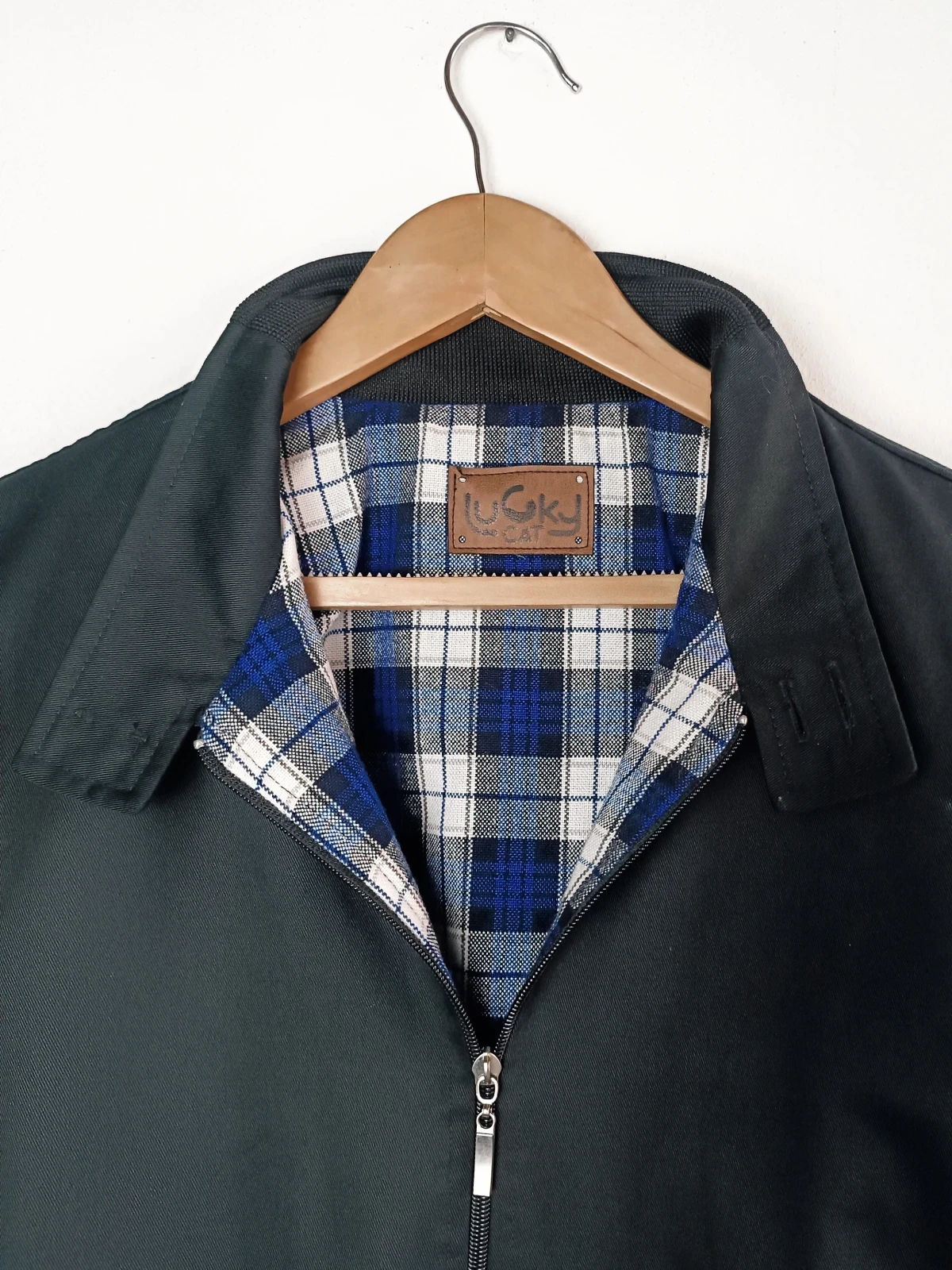 Chaqueta estilo harrington negra forro cuadros azules  2