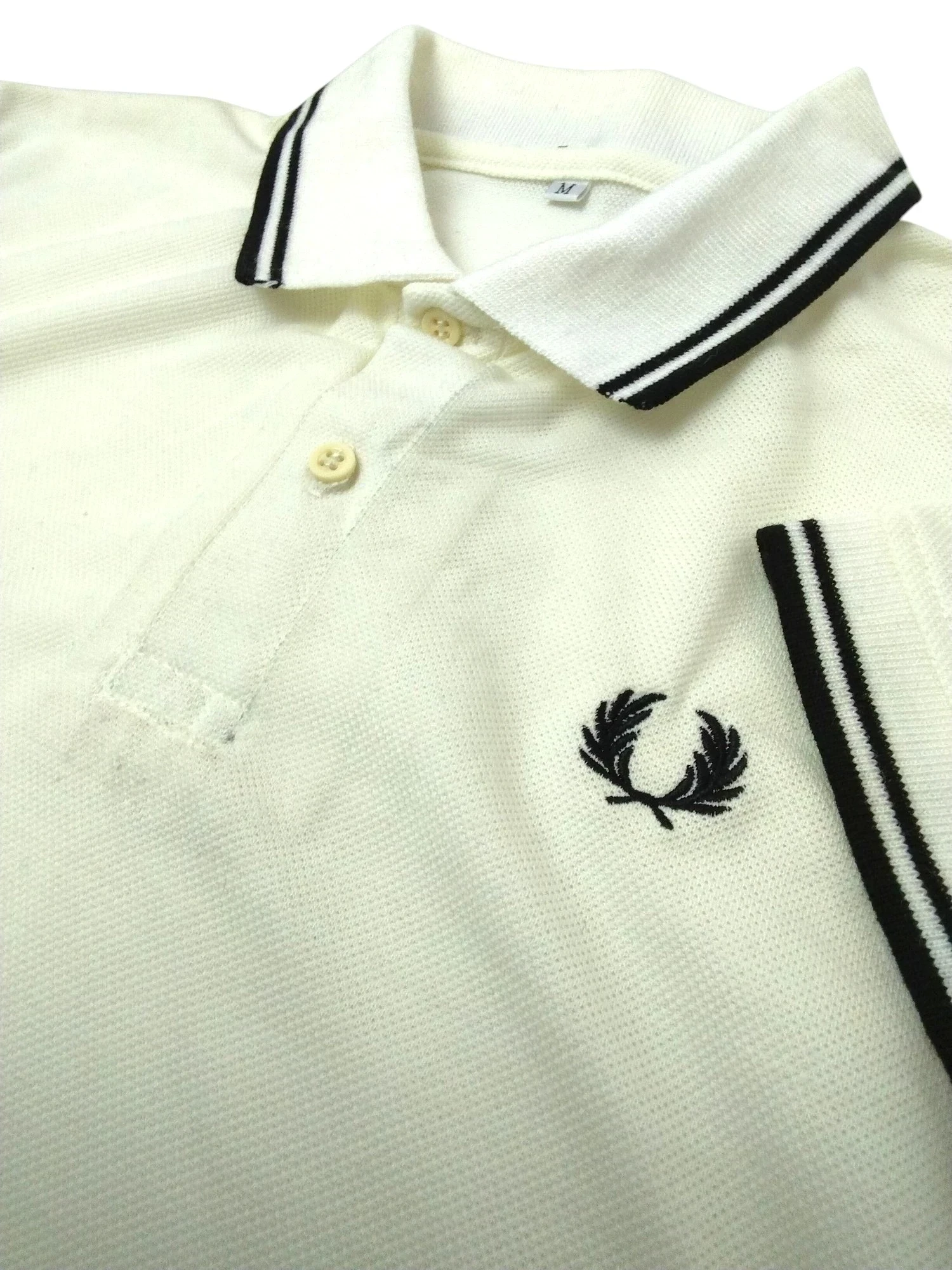 Camisa Polo crema con negro