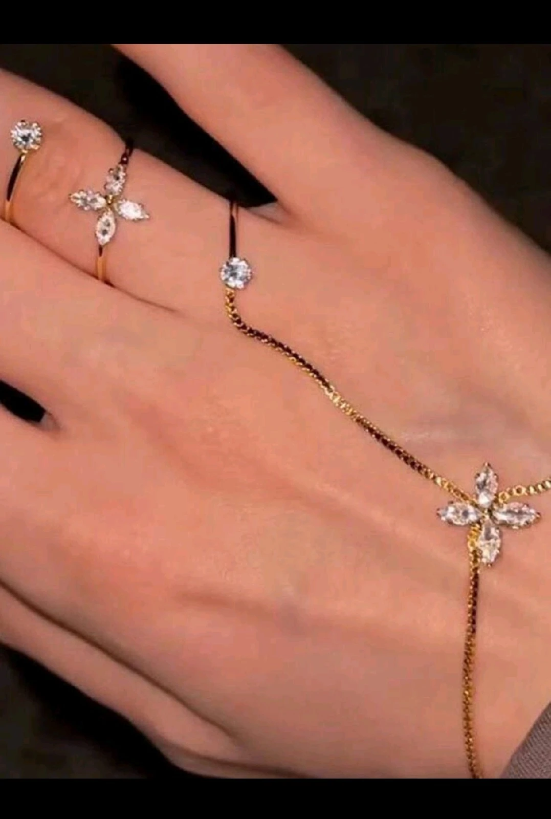 Pulsera de Mano con Anillo Integrado (Baciamano) para Dama - Cadena de Mano Estilo Árabe con Motivos de Flores/Mariposas en Circonias y Anillo Espiral Ajustable
