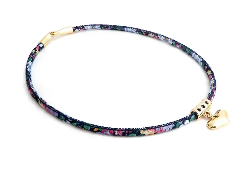 Choker de tela floreado con corazón