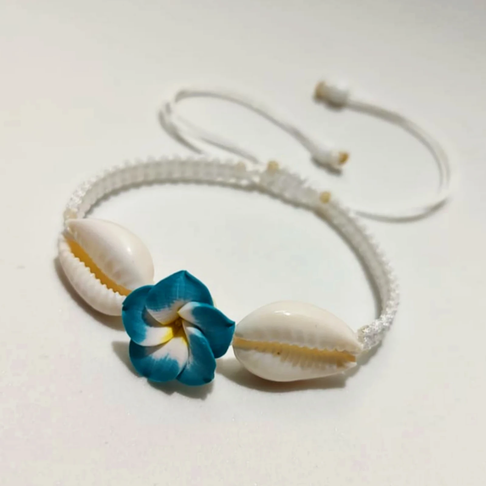 Pulsera de Conchas de Mar y Flor Azul