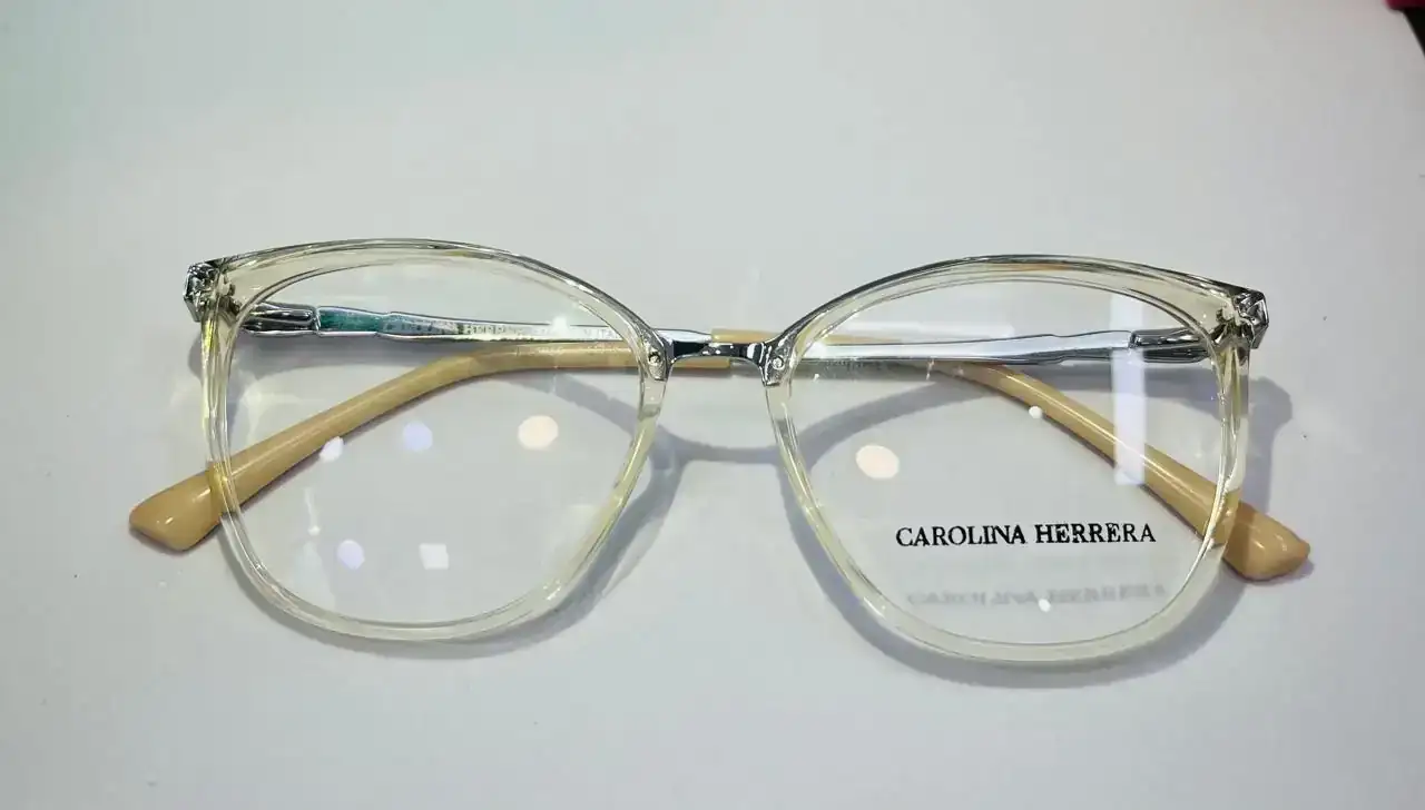 Carolina Herrera. Transparente  2