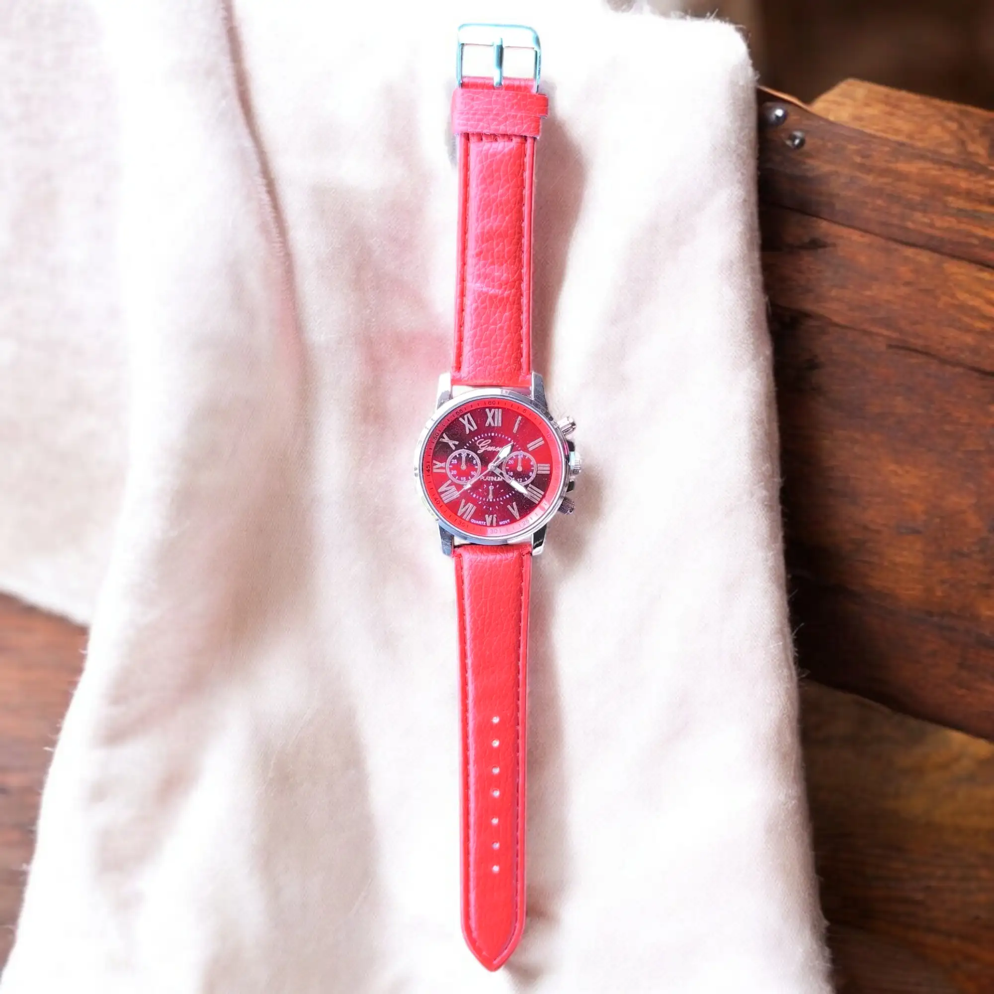 Reloj redondo rojo 3