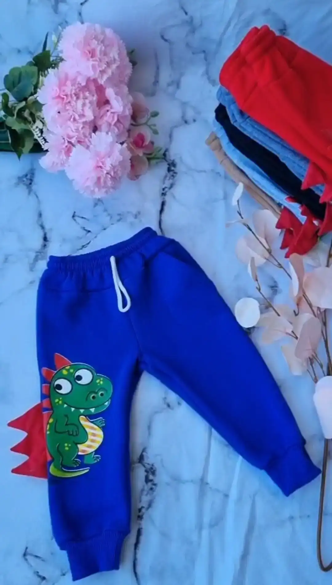 Pantalon dino, yoguins, friza peinada 