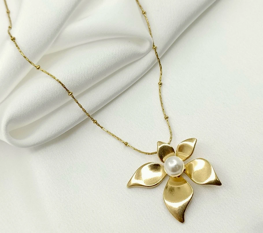Collar "Flor de Lirio"