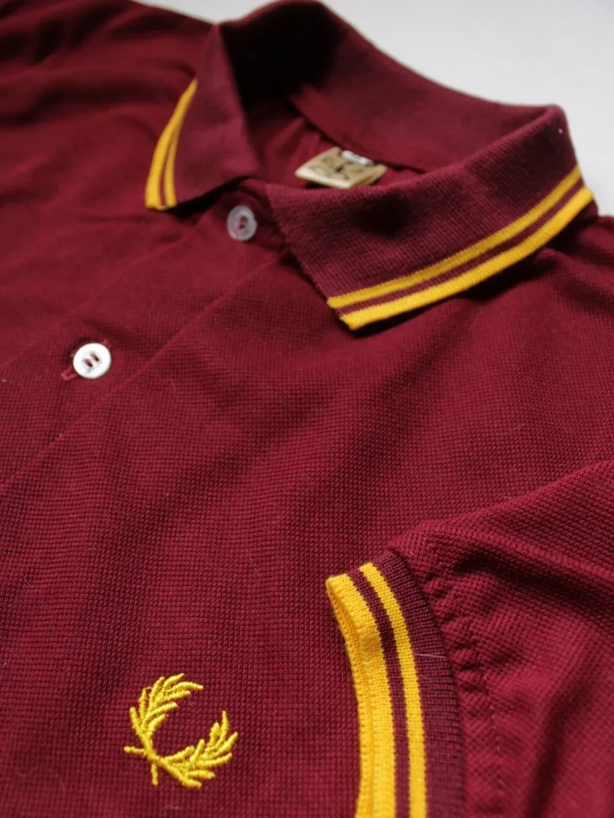 Camisa Polo vino tinto con amarillo  3
