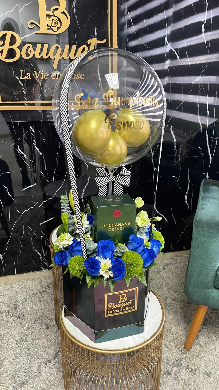 Caja  con globo y botella de whisky 2