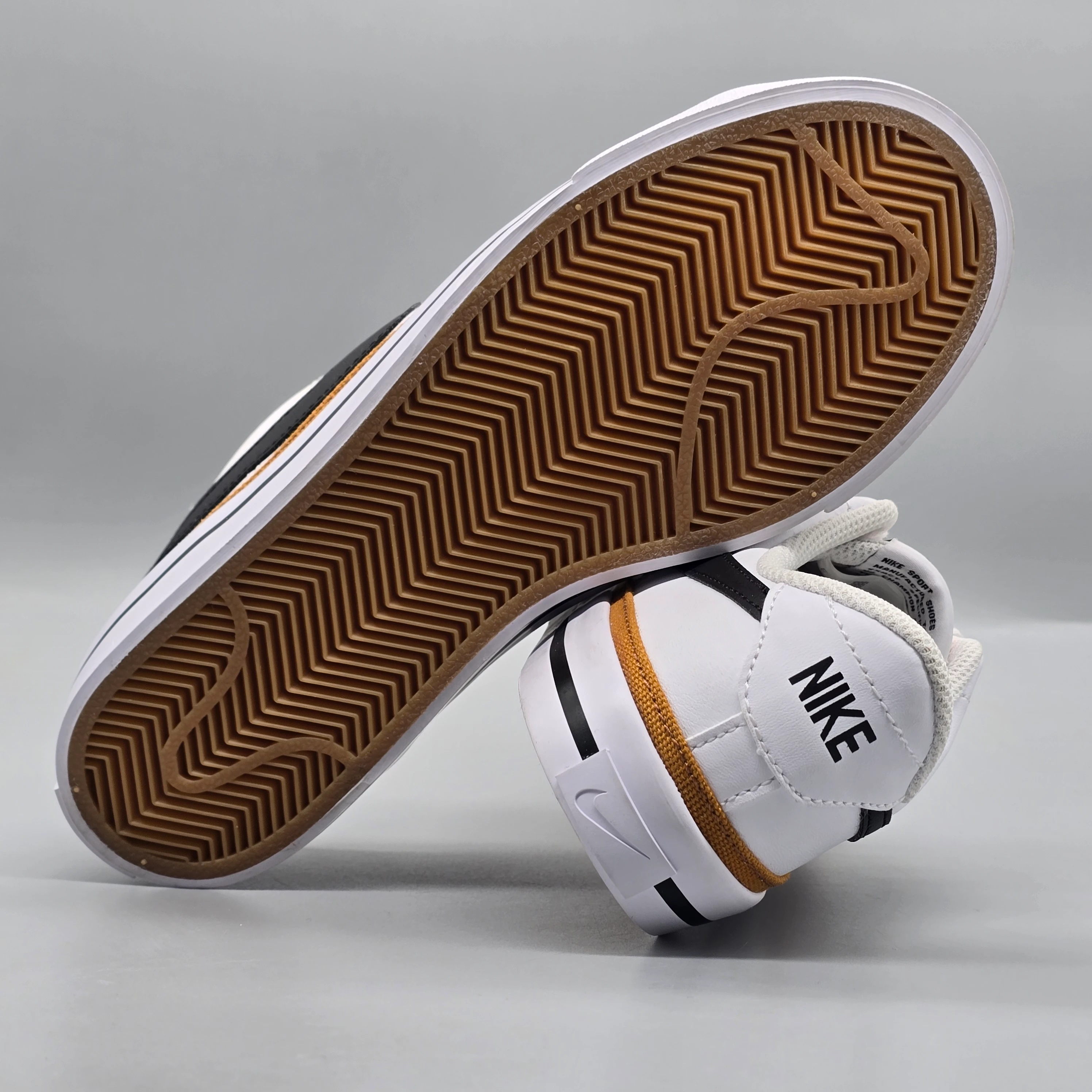 NIKE COURT LEGACY 8
