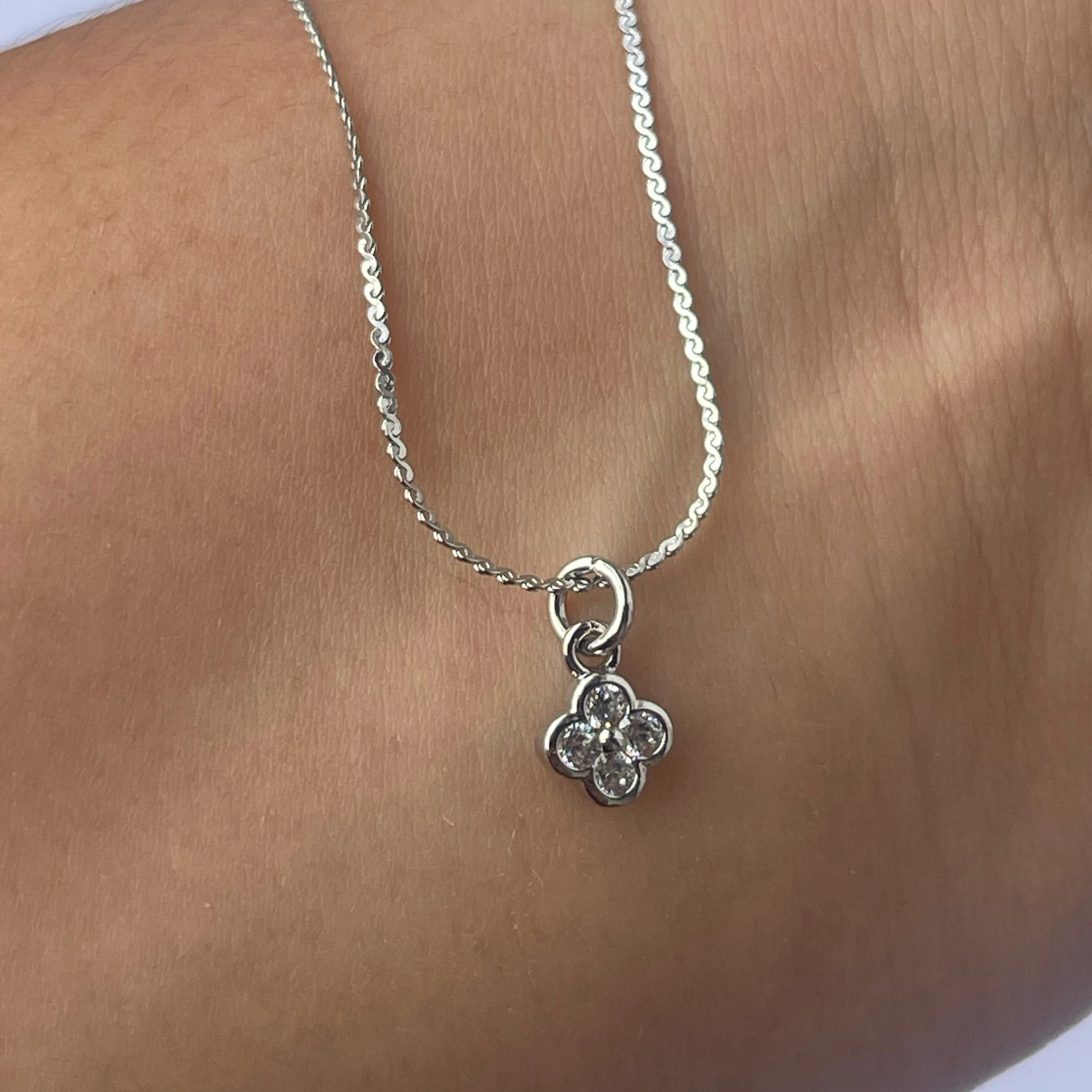CADENA MINIMALISTA TREBOL SILVER