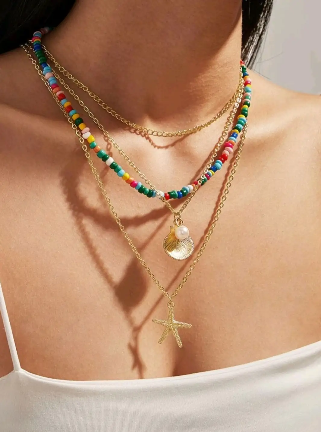 Collar con cuentas de colores y estrellas de mar