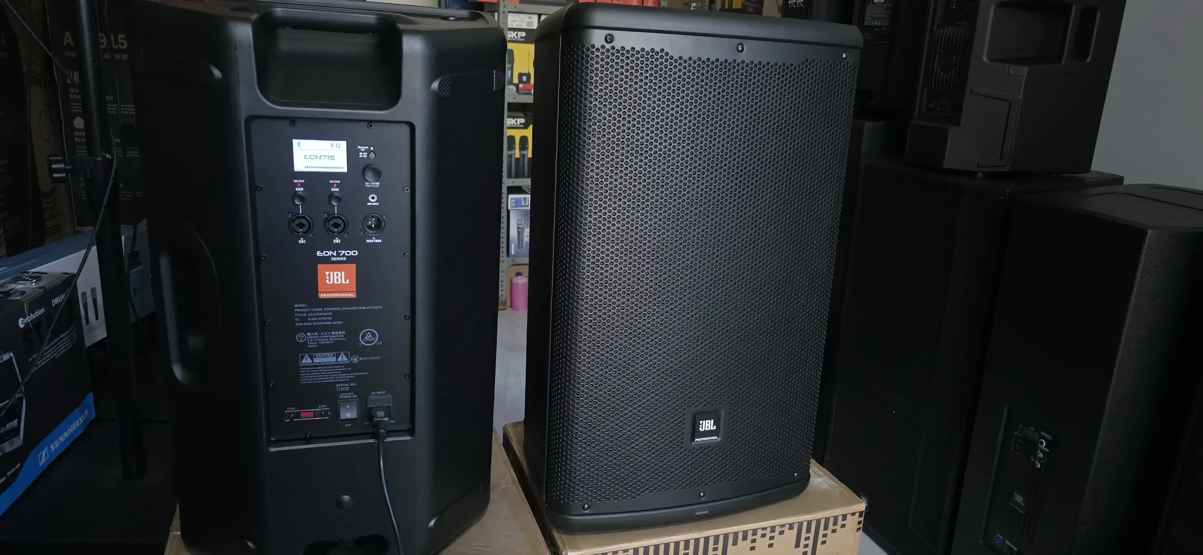 JBL EON 715 REPLICA EXACTA CARACTERISTICAS   generales Potencia nominal (W, continua) 650 Potencia nominal (W, pico) 1300 Respuesta de frecuencia Hz (±3 dB) 55 - 20,000 SPL máximo (dB pico) 128 Patrón de cobertura (nominal) 90° x 60° 3