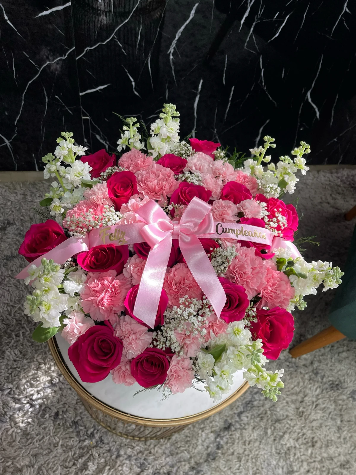 Bouquet con cinta personalizada, rosas y claveles 