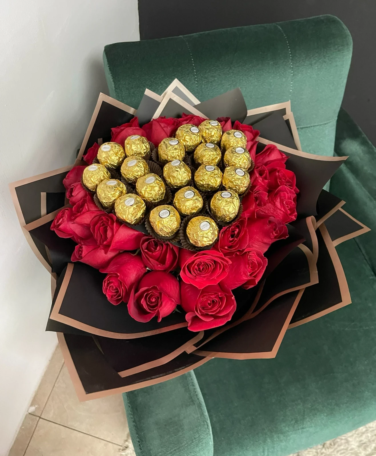 Ramillete con corazon de ferreros  2