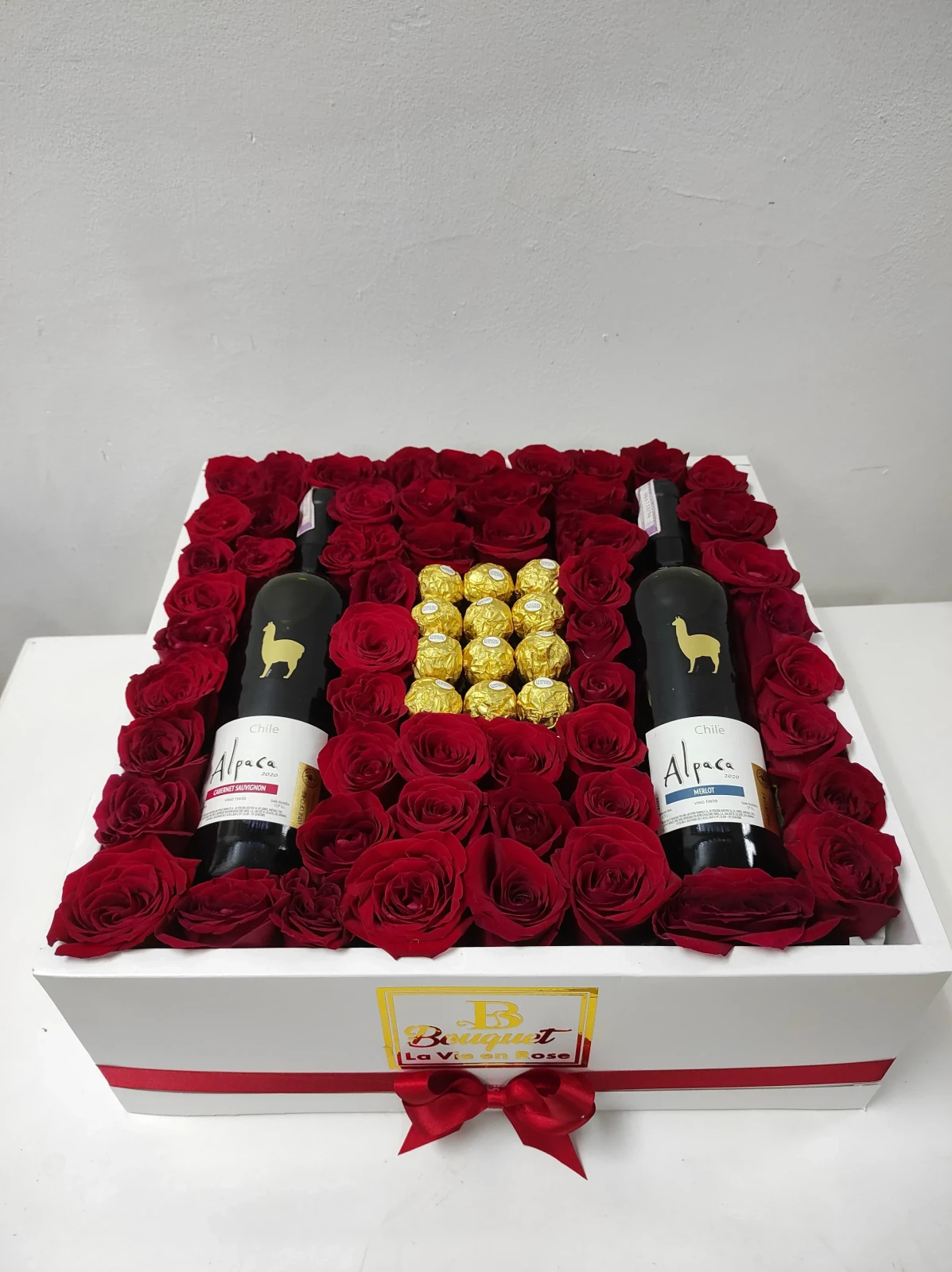 Cuadrada grande con ferreros y botella  2