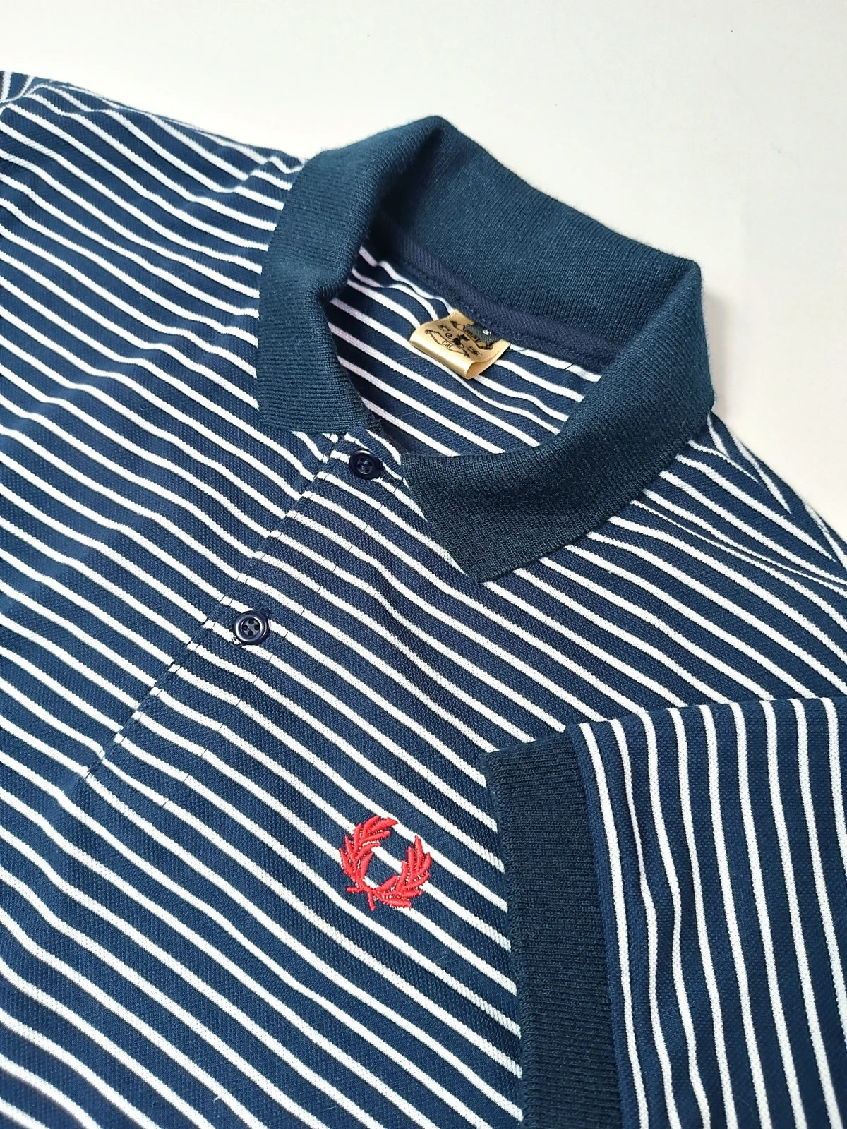 Camisa polo rayada con azul y blanco 