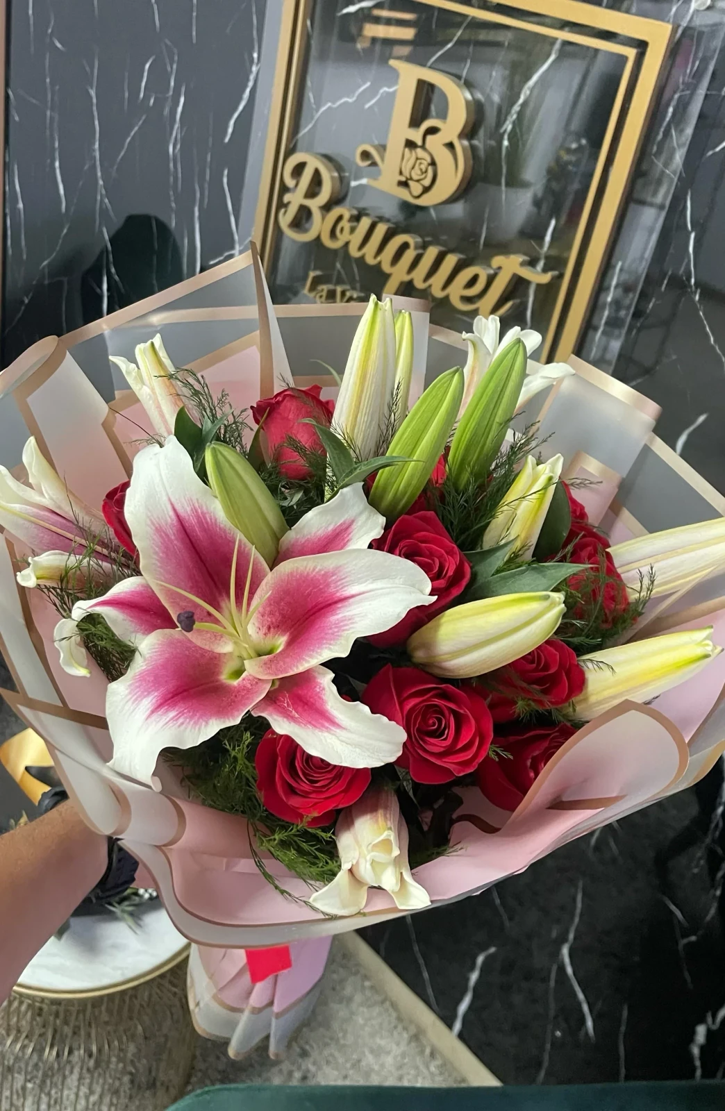 Ramillete con rosas y lirios