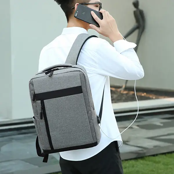 Mochila juvenil con puerto USB diseño ergonómico  2