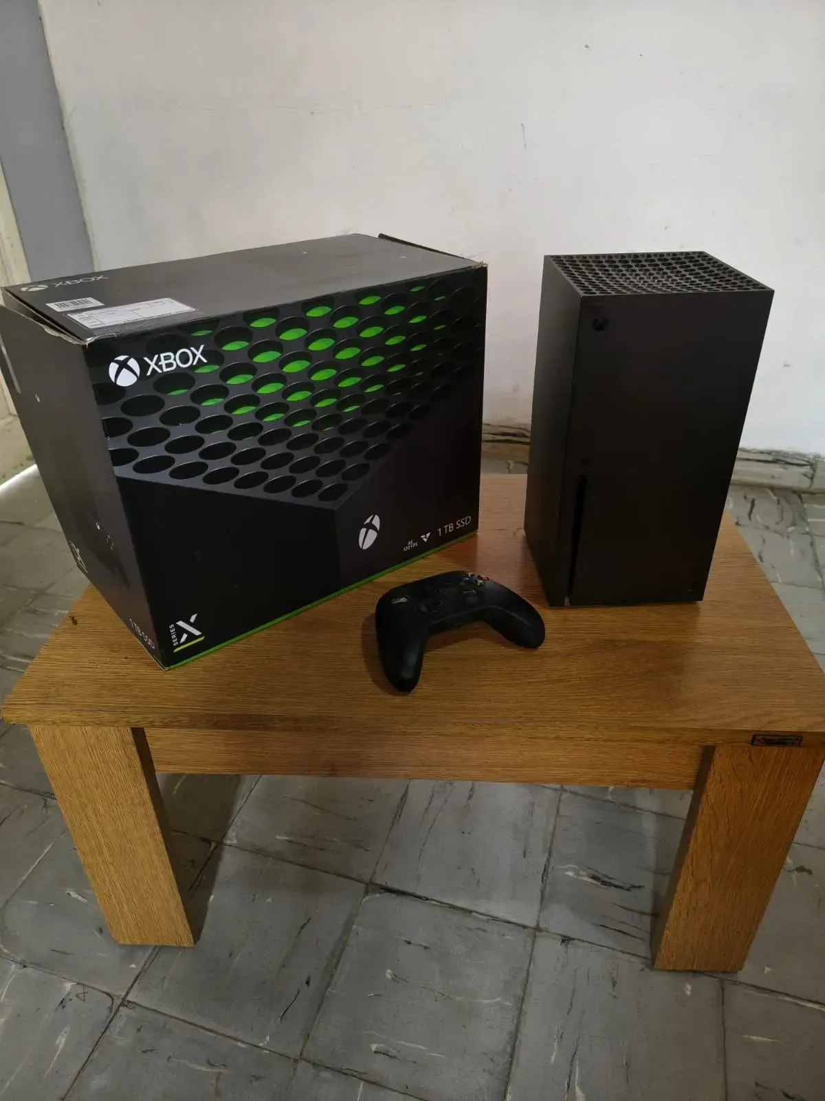 VENDO XBOX SERIE X  Memoria interna: 1 TB Incluye control. Resolución de 7680px x 4320px. Memoria RAM de 16GB. Cuenta con: 1 cable hdmi, 1 cable de alimentación ca. 1 jostyck La duración de la batería de los controles depende del uso que se le dé al producto. 2