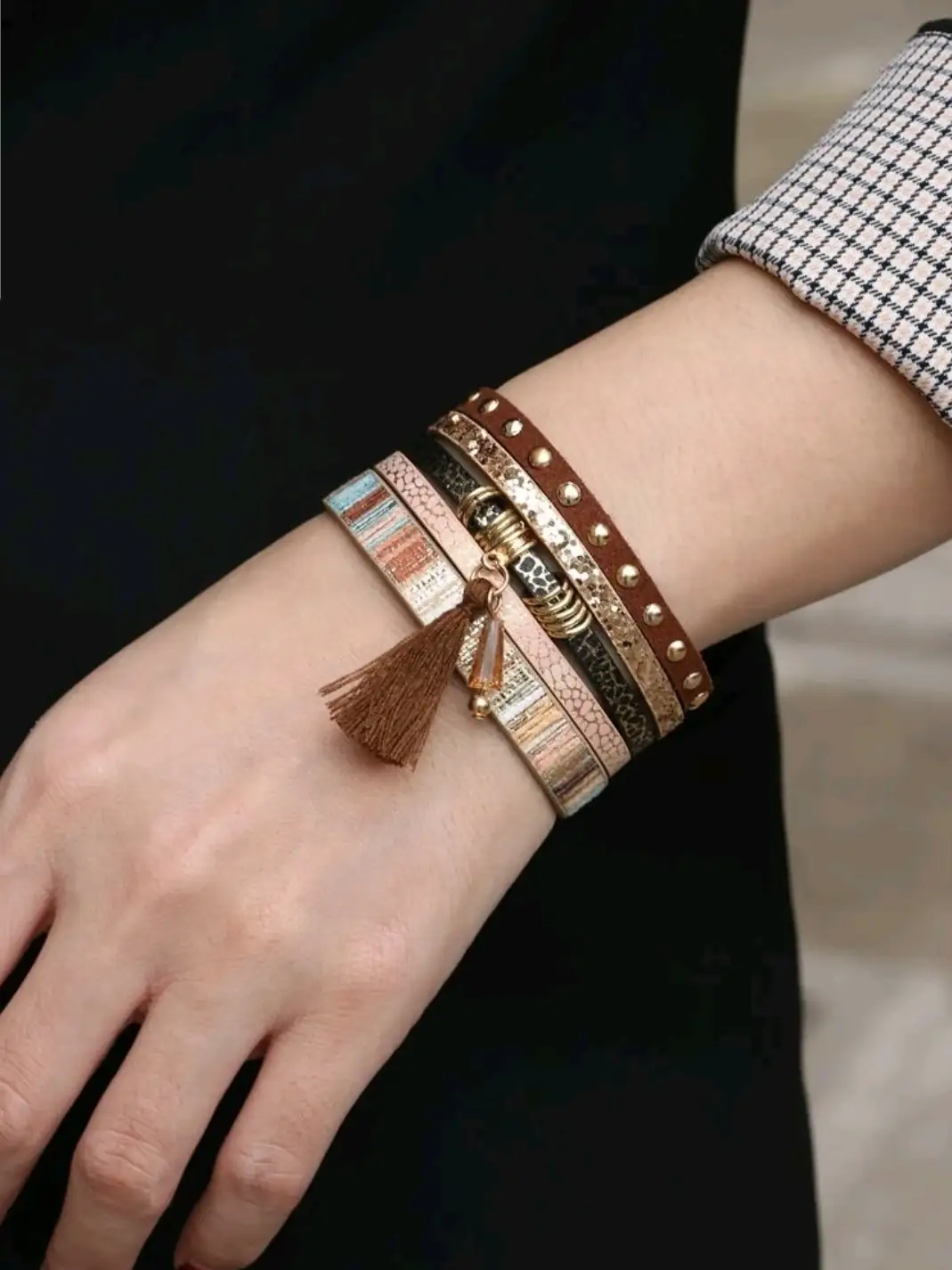 Pulsera de cuerina con flecos cafés