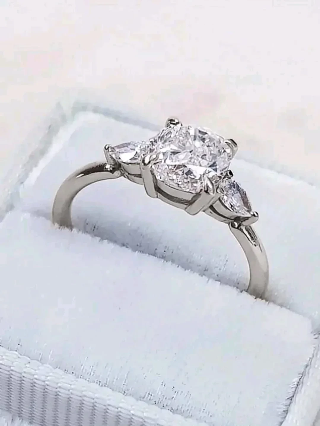 Elegante anillo de enchape de plata y circonia  2