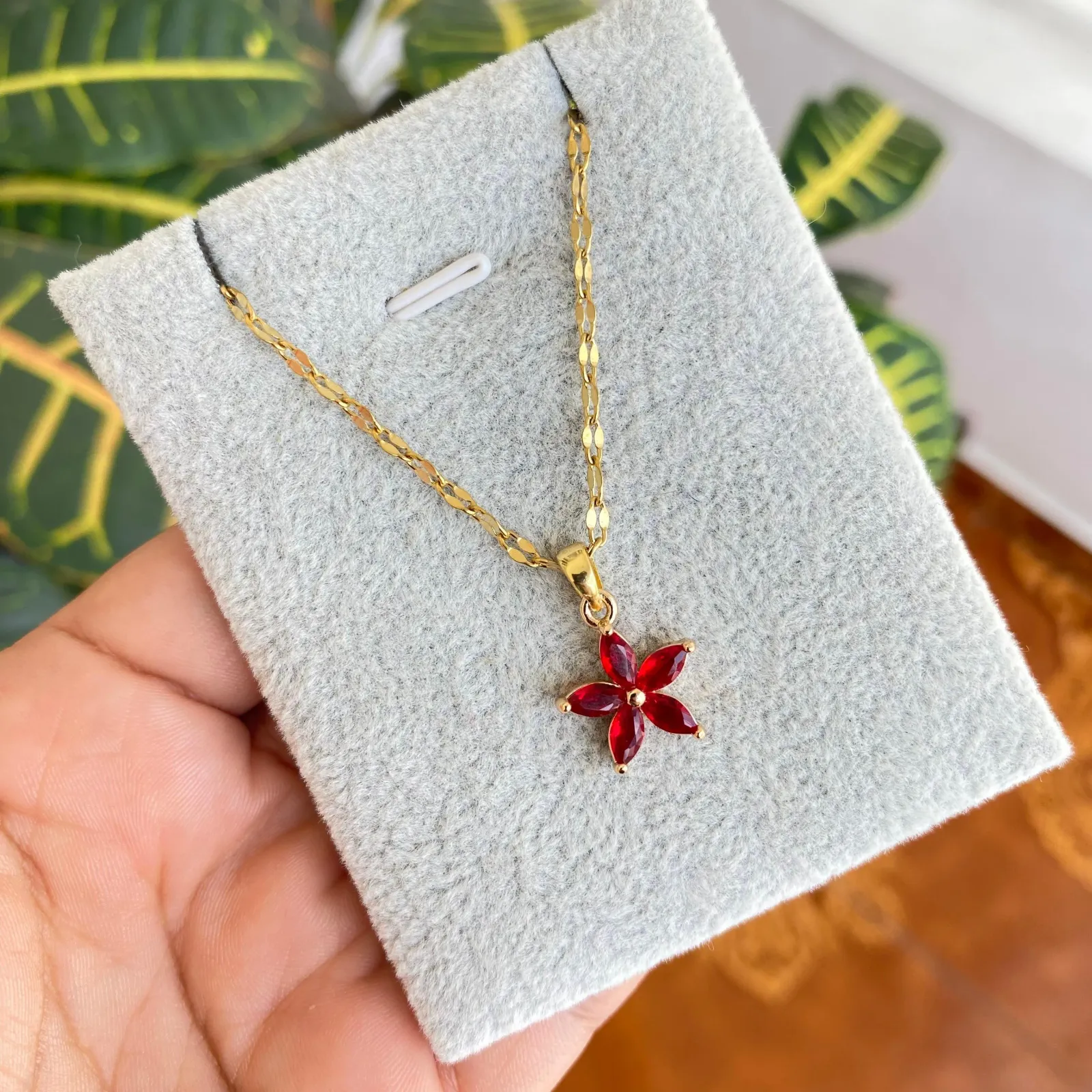 Cadena Y Dije En Acero Con Piedra Circon De Flor Pequeña Roja 3